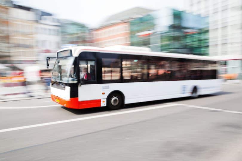 Ônibus urbano em movimento.