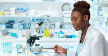 Cientista negra trabalhando no laboratório.