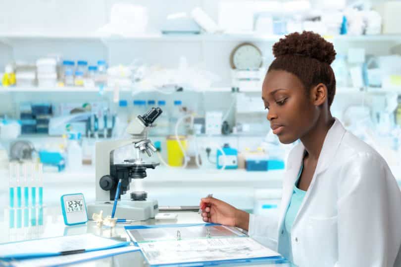 Cientista negra trabalhando no laboratório.