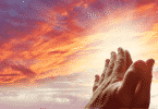 Mãos levantadas para o céu, em sinal de oração