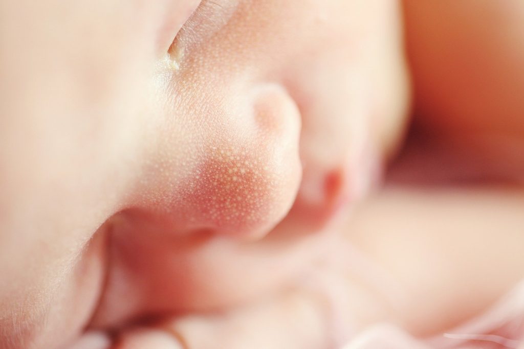 Imagem do rosto de um bebê recém nascido.