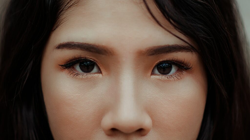 Foto em close-up dos olhos de uma menina com traços sino-asiáticos.