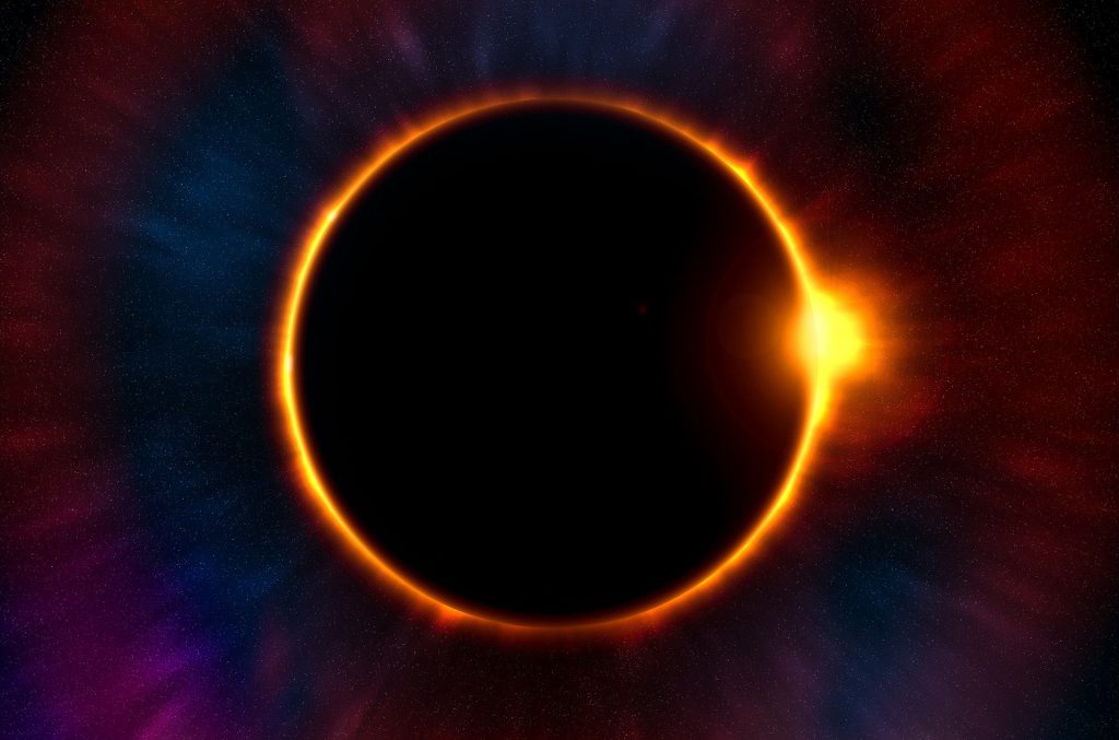 Imagem do eclipse lunar. A imagem é escura e a lua está dourada,