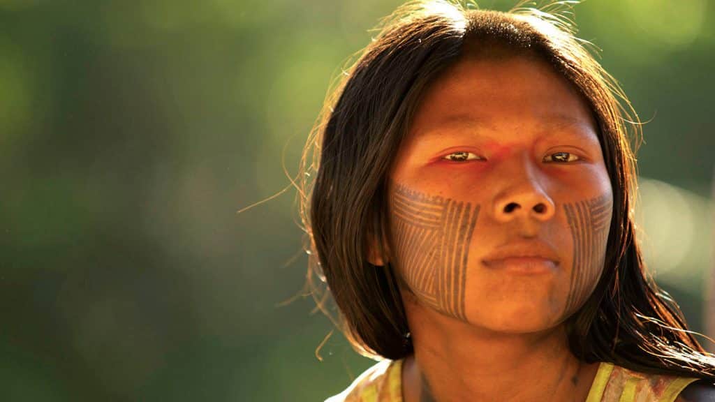 Mulher indígena olhando para frente