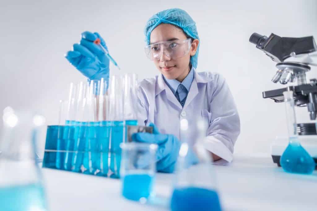 Mulher cientista trabalhando no laboratório.
