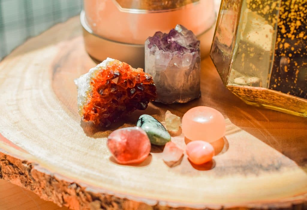 Pedras e cristais em uma mesa de madeira