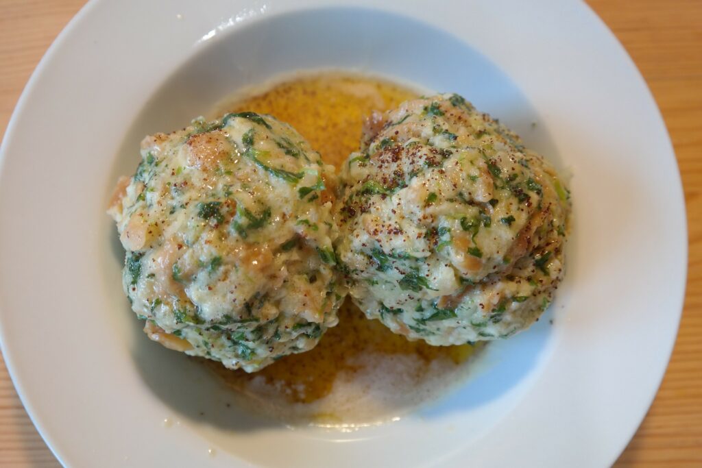 Bolinho de espinafre servidos em um prato de porcelana branco.
