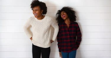 Duas amigas sorrindo.