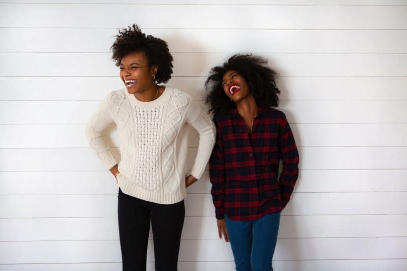 Duas amigas sorrindo.