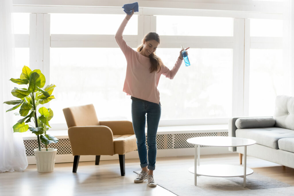 Mulher limpando a casa enquanto dança