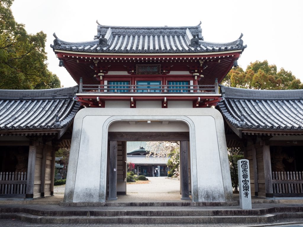 Entrada de um templo muito grande e bonito no Japão.
