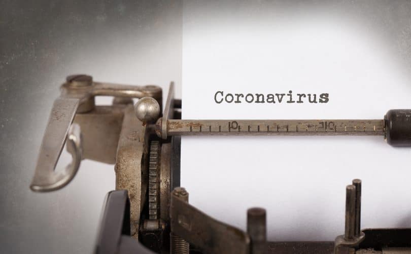 Coronavírus escrito em papel com uma máquina de escrever.