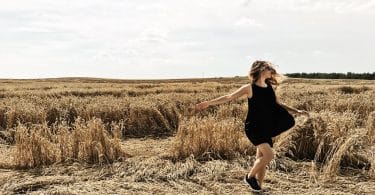 Mulher dançando em um campo