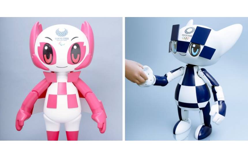 Robôs Miraitowa, com detalhes em rosa, e Someity, com detalhes em azul. Ambos tem a aparência de um boneco de criança.