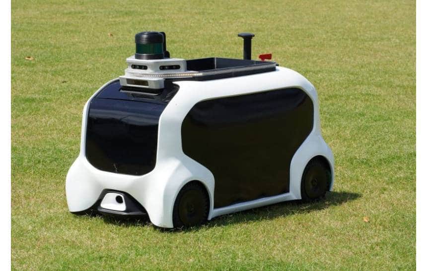 Pequeno robô FSR, parece um carrinho de brinquedo mas possui espaços e botões para auxiliar com os equipamentos esportivos.