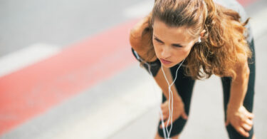 Mulher cansada após correr