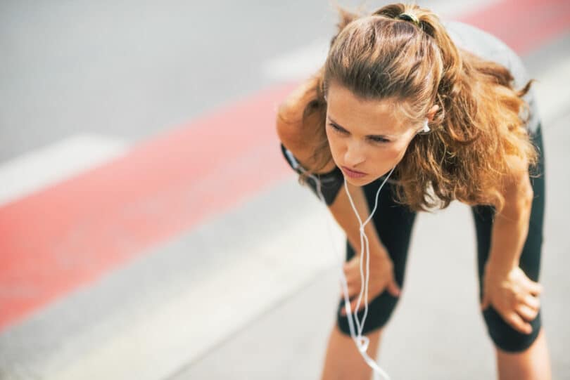 Mulher cansada após correr