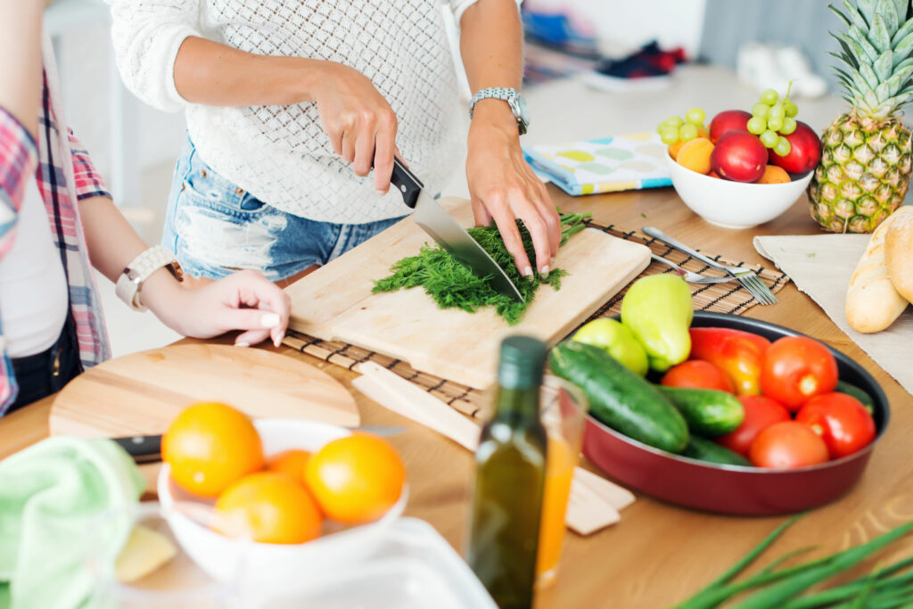 Mulher cozinhando comida saudável