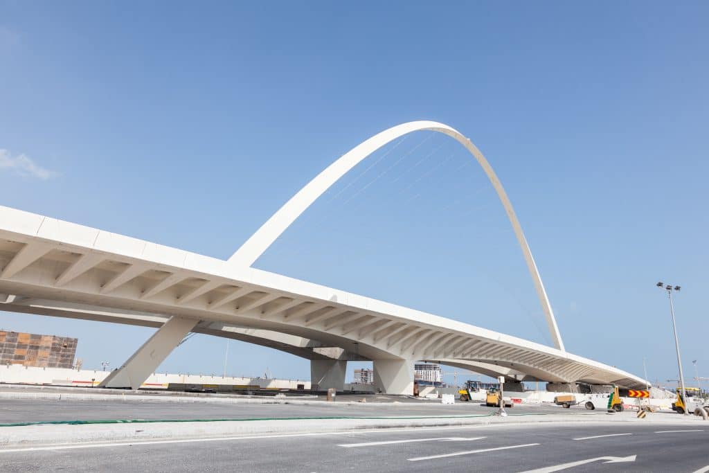 Construção contemporânea  de uma extensa e grande ponte localizada na estrada em Lusail, em Doha, Catar.
