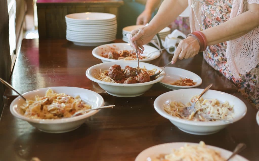 Mesa com diversos pratos de comida