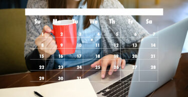 Mulher trabalhando com uma xícara de café, com um calendário à frente.