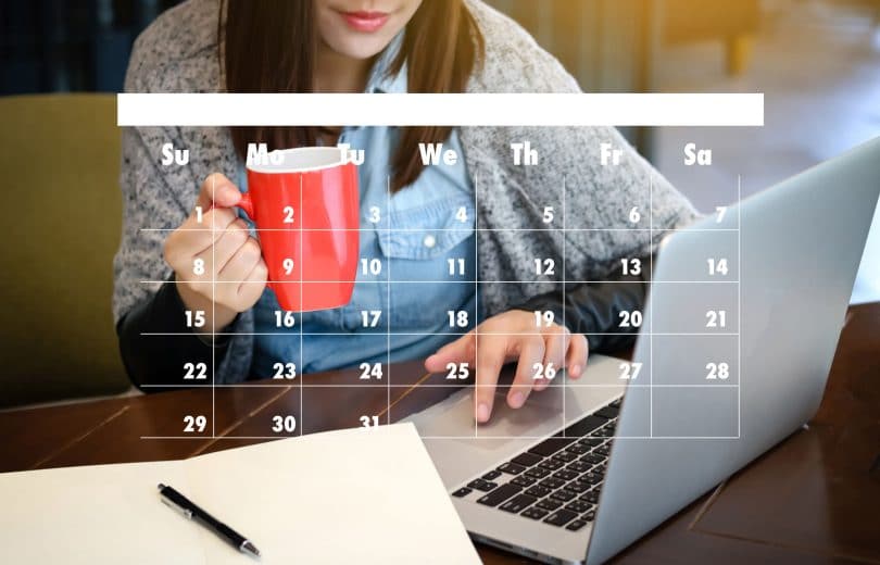 Mulher trabalhando com uma xícara de café, com um calendário à frente.