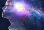 Pessoa com universo em sua mente
