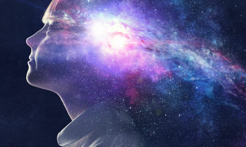 Pessoa com universo em sua mente