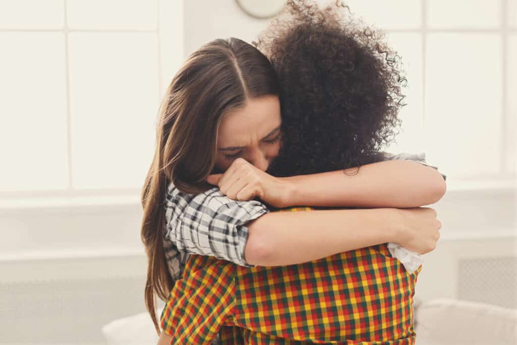 Mulheres se abraçando