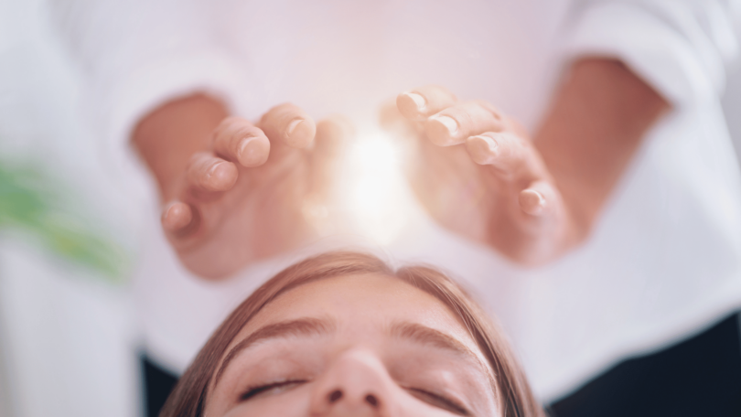 Pessoa recebendo reiki na cabeça