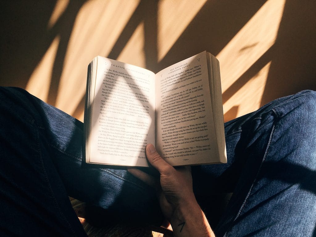 Pessoa lendo um livro
