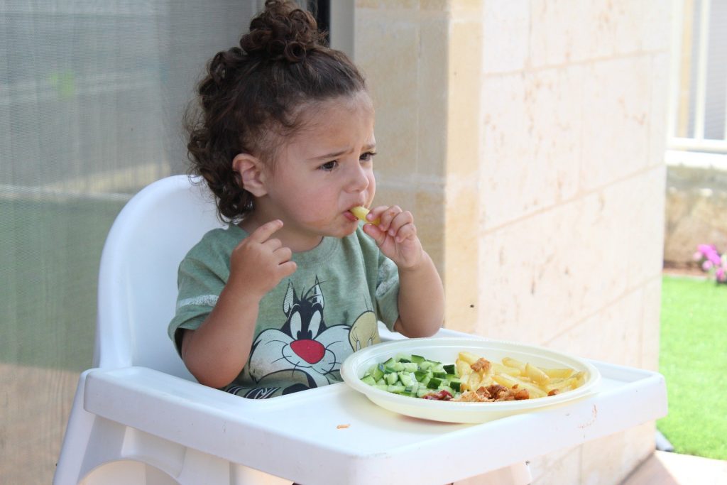 Criança comendo legumes