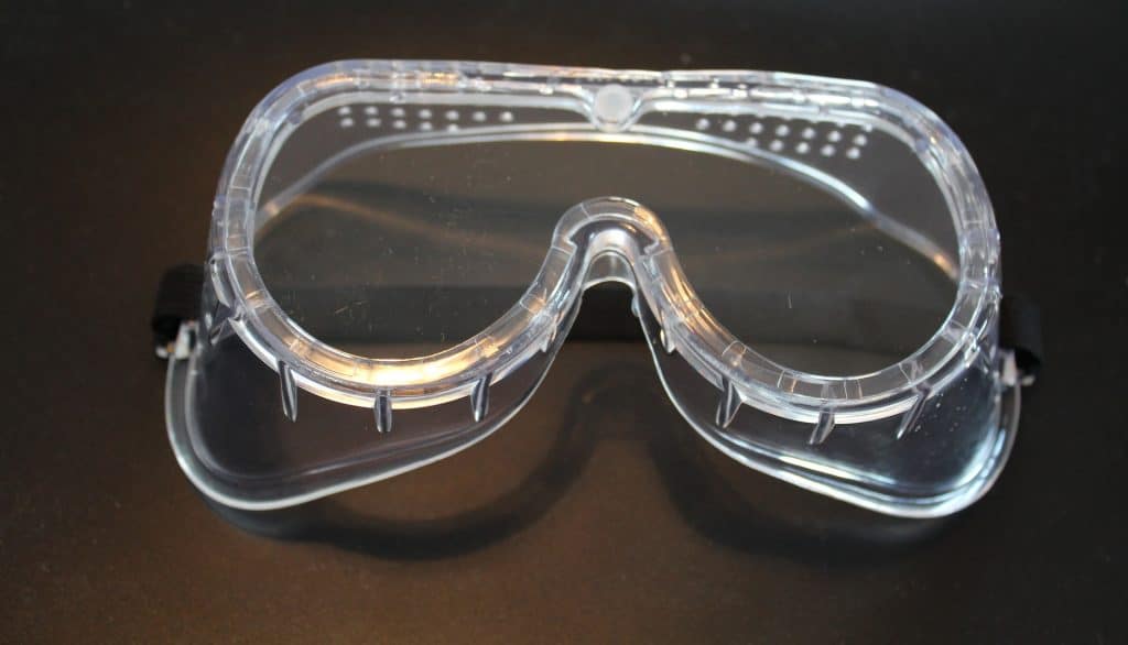Imagem de um óculos de proteção, como um dos itens para se proteger contra o fogo nos olhos.
