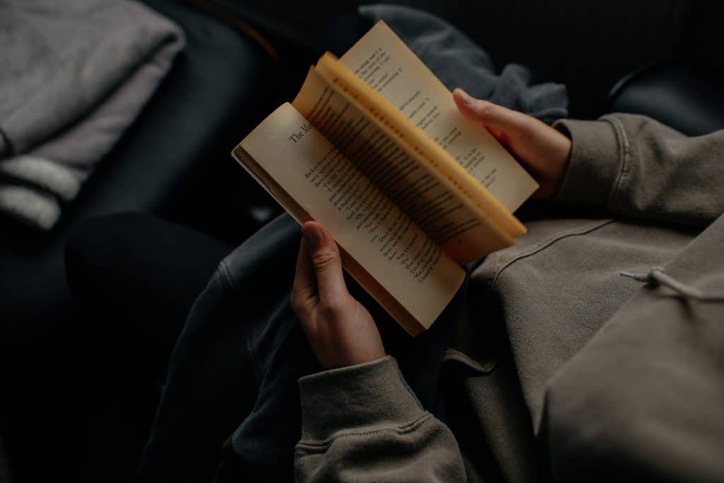 Pessoa lendo um livro
