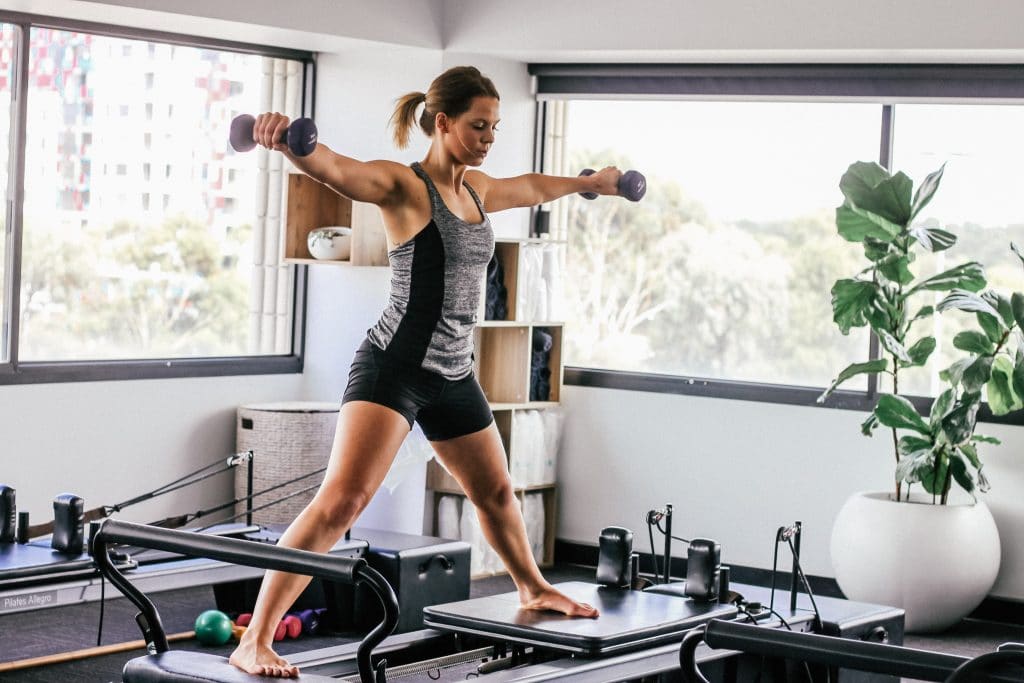 Mulher praticando pilates