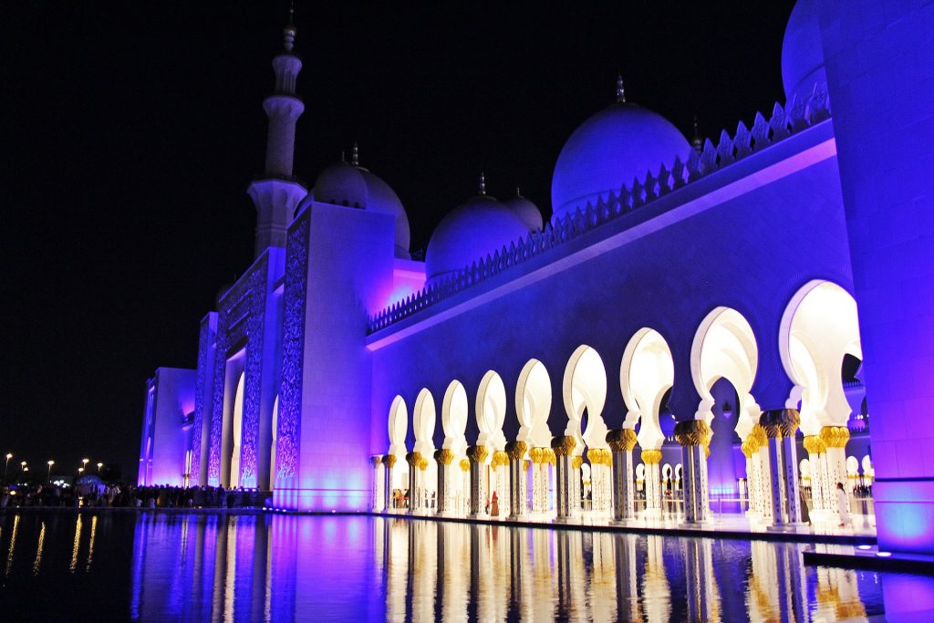 Lindo templo de oração visto à noite. É um dos pontos turístico do Catar. O templo está bem iluminado e à sua frente temos um lindo lago.
