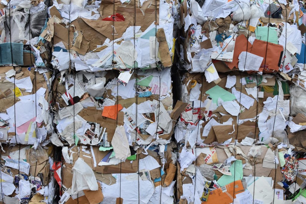Imagem de vários blocos de papéis para reciclagem.