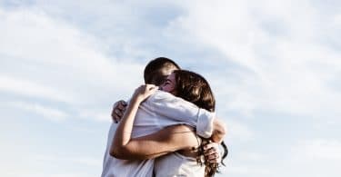 Homem e mulher se abraçando