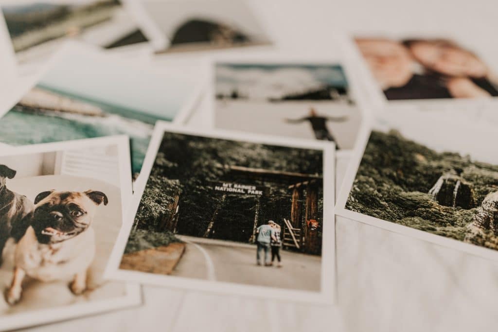 Fotografias reveladas dispostas sobre uma mesa.