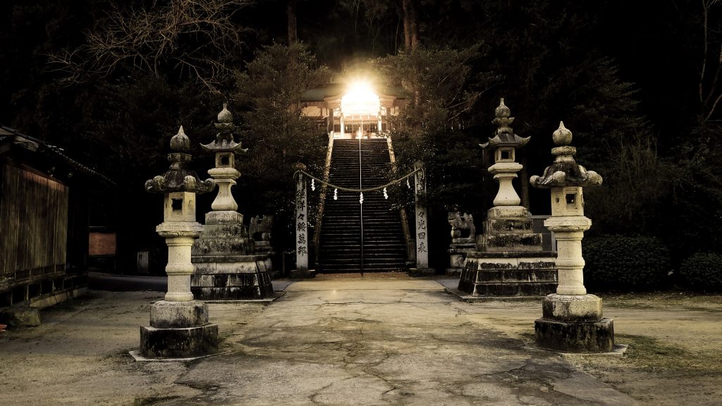 Lindo Santuário Japonês construído por grandes pedras. Na frente da escada do santuário temos quatro torres que simbolizam a santidade japonesa. Ao final da escada que dá acesso ao santuário, uma grande luz ilumina o espaço.