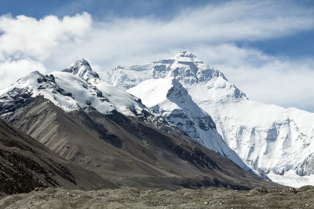 Imagem das lindas montanhas do Tibet cobertas de gelo.
