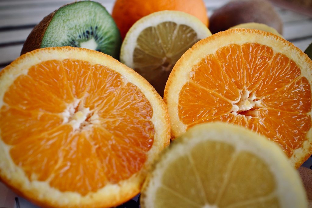 Imagem de várias frutas cítricas como: limão, laranja de diversos tipos.