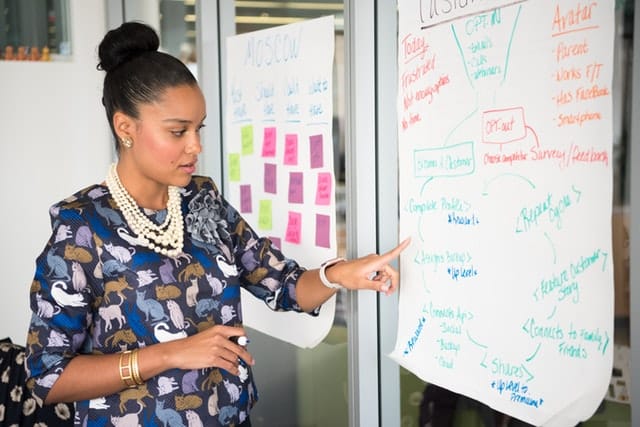 Mulher fazendo apresentação mostrando papel com anotações