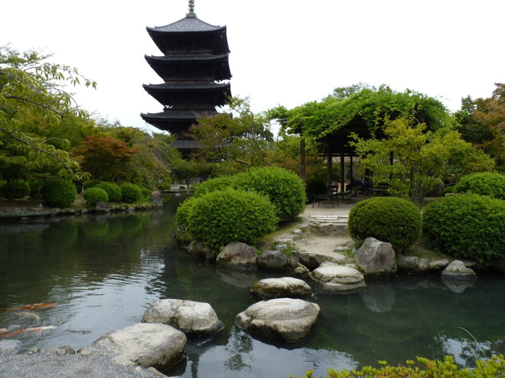 Templo zen budista localizado no Japão. Ele está entre as árvores verdes em um lindo jardim com lago e grandes pedras.
