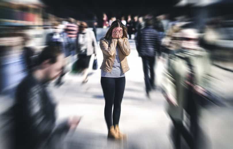 Mulher tendo uma ataque de pânico em público