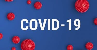 "COVID-19" escrito entre ilustrações de virus.