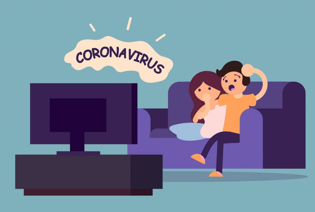 Homem e mulher sentados no sofá olhando para a televisão que está falando sobre coronavírus.