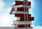 Livros empilhados, com uma escada encostada neles. Cada livro seria um andar, e um homem aparece sentado embaixo, no meio e no topo dos livros.