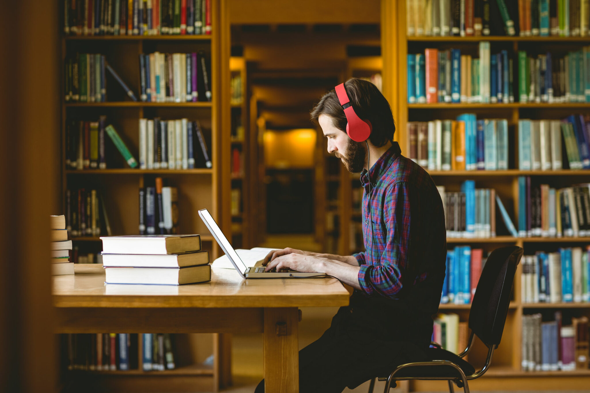 Make reading first. Студенты в библиотеке. Читатели в библиотеке. Фотография библиотеки. Книга человек.