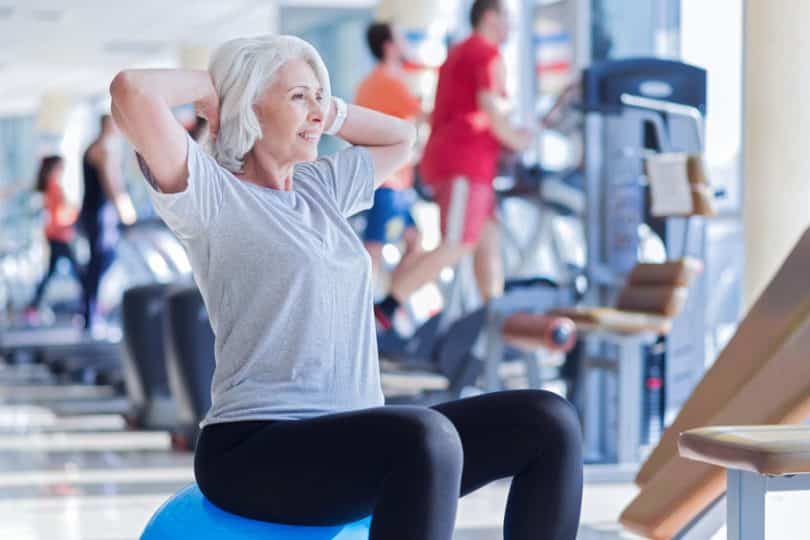 Senhora fazendo exercícios na academia